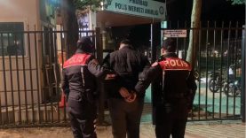 POLİSE SAHTE KİMLİK GÖSTEREN ŞÜPHELİNİN 128 SUÇTAN ARANDIĞI ORTAYA ÇIKTI