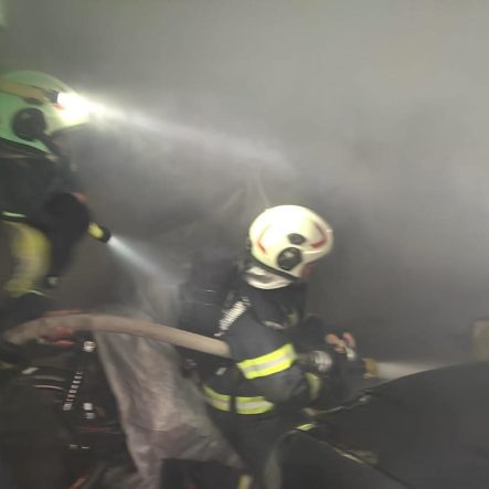 KAPALI OTOPARKTA DURAN OTOMOBİLE ALEVLER SARSI