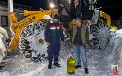 MALATYA'DA KARDAN KAPANAN YOLLARDA EKİPLER VATANDAŞLARIN YARDIMINA KOŞTU