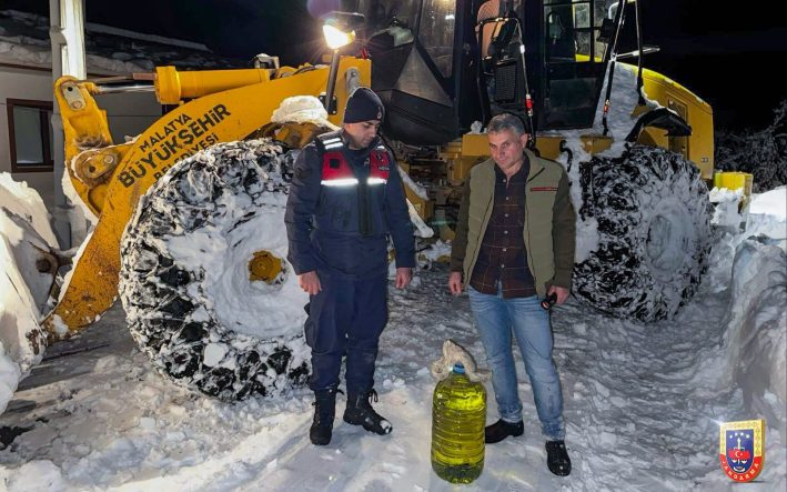MALATYA'DA KARDAN KAPANAN YOLLARDA EKİPLER VATANDAŞLARIN YARDIMINA KOŞTU