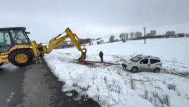 KARS'TA YOLDAN ÇIKAN HAFİF TİCARİ ARAÇ ŞARAMPOLE DÜŞTÜ