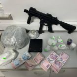 CİNAYET ZANLISI, HOBİ BAHÇESİNDE OTOMATİK SİLAH VE UYUŞTURUCUYLA YAKALANDI