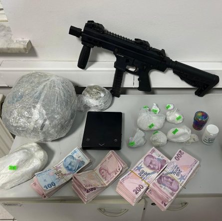 CİNAYET ZANLISI, HOBİ BAHÇESİNDE OTOMATİK SİLAH VE UYUŞTURUCUYLA YAKALANDI