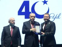 ERDOĞAN'DAN İZMİRLİ İŞ ADAMI NAZIM TORBAOĞLU'NA ANLAMLI PLAKET