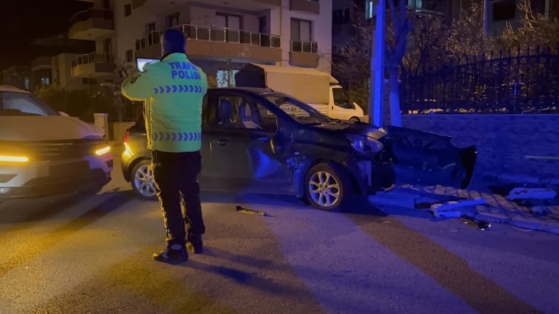BAYINDIR'DA OTOMOBİLLER ÇARPIŞTI: 1 YARALI