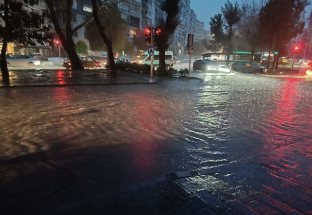 İZMİR'DE GÜNE SAĞANAKLA BAŞLADI, YOLLAR GÖLE DÖNDÜ