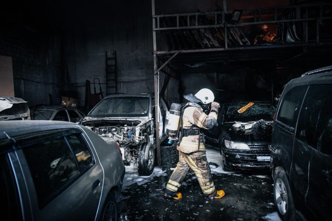 BUCA'DA DEPO YANGINI KISA SÜREDE SÖNDÜRÜLDÜ