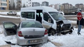 YOLCU MİNİBÜSÜYLE OTOMOBİL ÇARPIŞTI: 4 YARALI