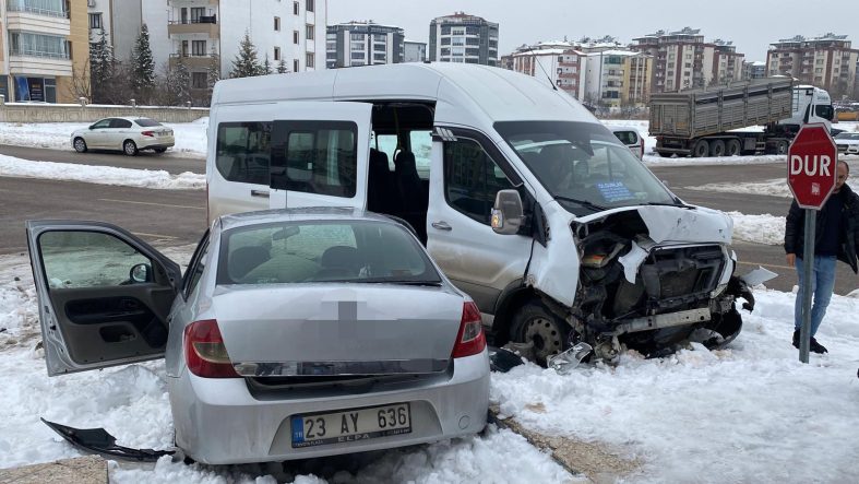 YOLCU MİNİBÜSÜYLE OTOMOBİL ÇARPIŞTI: 4 YARALI