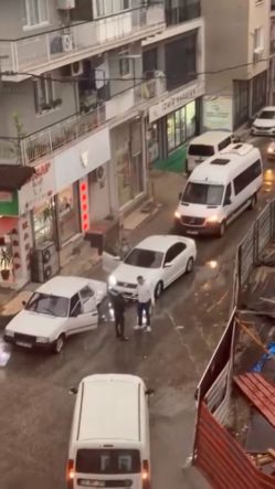 İZMİR'DE TRAFİK TARTIŞMASI: DÖNER BIÇAĞI İLE KOVALADI