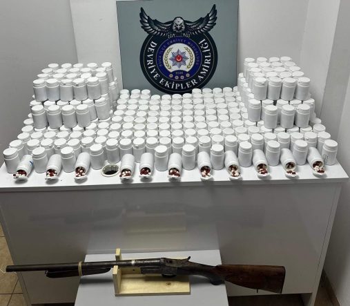 İZMİR'DE DURDURULAN ARAÇTAN BİNLERCE UYUŞTURUCU HAP ÇIKTI