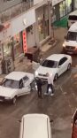 İZMİR'DE TRAFİK TARTIŞMASI: DÖNER BIÇAĞI İLE KOVALADI