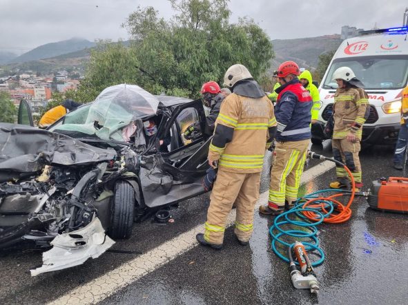 İZMİR'DE ZİNCİRLEME TRAFİK KAZASI: ÇİN UYRUKLU 2 KİŞİ YARALANDI