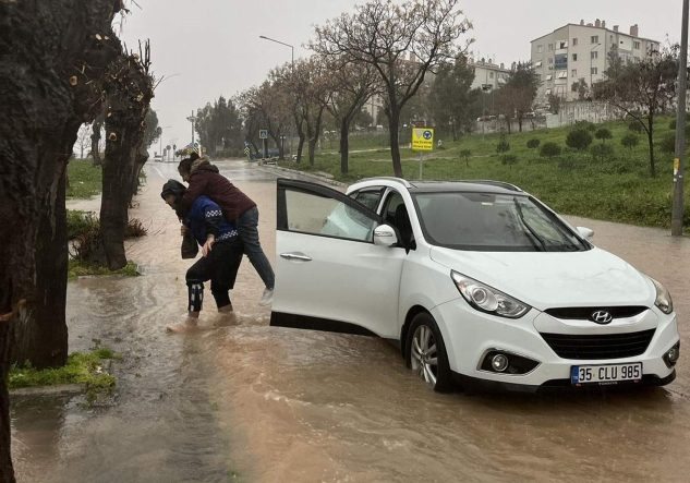 YOLLAR GÖLE DÖNDÜ, MAHSUR KALANLARI ZABITA SIRTINDA TAŞIDI