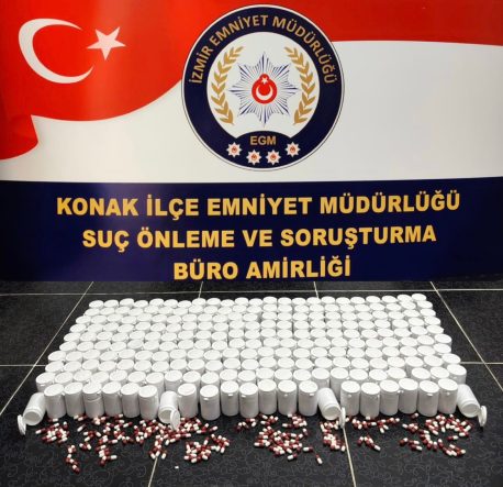 İZMİR'DE YARIM MİLYONA YAKIN UYUŞTURUCU HAP ELE GEÇİRİLDİ