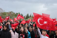İZMİR'DE EĞİTİMDE İKİNCİ DÖNEM 'KIRMIZI-BEYAZ' BAŞLADI OKULLAR TÜRK BAYRAKLARIYLA BEZENDİ, İZMİR'DE 756 BİN ÖĞRENCİ İÇİN DERS ZİLİ YENİDEN ÇALDI