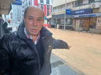 İZMİR'DE SAĞANAK YAĞIŞ: BAZI CADDE VE SOKAKLAR GÖLE DÖNDÜ, EKİPLER SU TAHLİYE ÇALIŞMALARI YÜRÜTTÜ