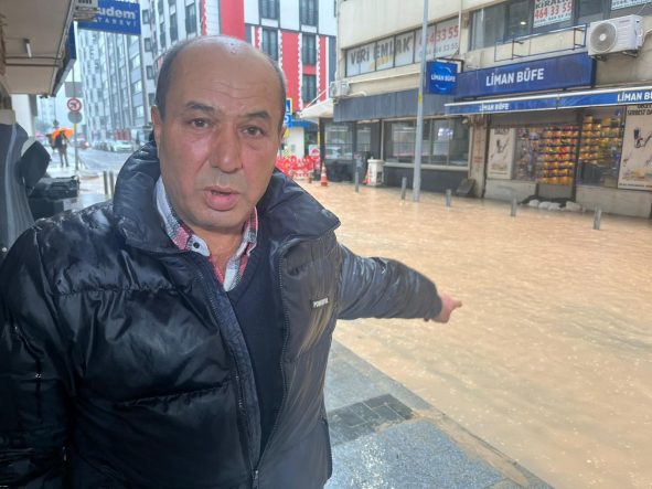 İZMİR'DE SAĞANAK YAĞIŞ: BAZI CADDE VE SOKAKLAR GÖLE DÖNDÜ, EKİPLER SU TAHLİYE ÇALIŞMALARI YÜRÜTTÜ