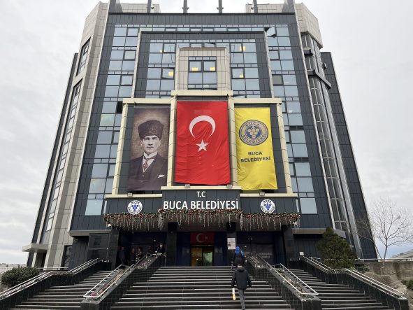 BUCA BELEDİYESİNDE RÜŞVET SORUŞTURMASI: 28 ŞÜPHELİ HAKKINDA GÖZALTI KARARI