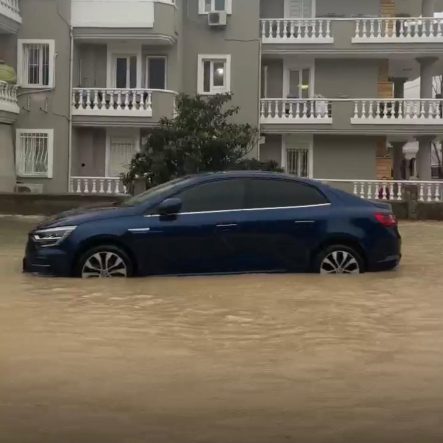 ÇEŞME'DE SAĞANAK YAĞIŞ: CADDELER DEREYE DÖNDÜ, RÖGARLAR TAŞTI