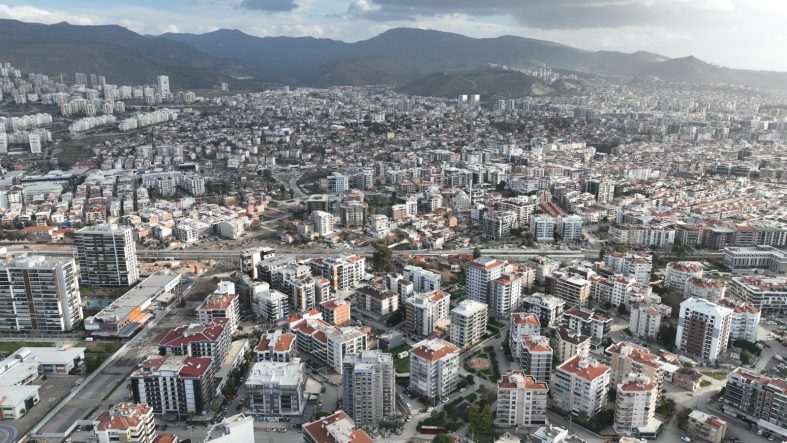 İZMİR'DE DEPREM VE AFETLERE KARŞI KAPSAMLI ÇALIŞMA KARŞIYAKA'NIN YAPILARINA MERCEK TOPLANMA VE BARINMA ALANLARI GÜÇLENDİRİLİYOR