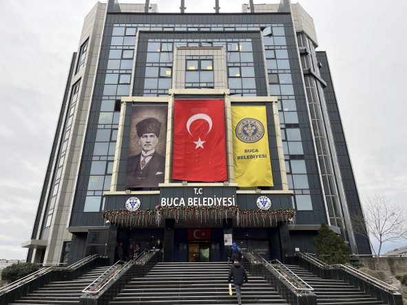 BUCA BELEDİYESİNE OPERASYONDA GÖZALTI SAYISI 26'YA YÜKSELDİ OPERASYONUN ODAĞI: 'RÜŞVET ÇARKI'