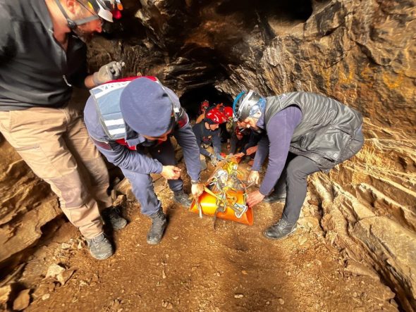 SELÇUK'TA MAĞARADA 9 SAATLİK KURTARMA SEFERBERLİĞİ