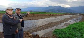 ÖDEMİŞ'TE BARAJ TAHLİYE SUYU SEL OLDU, GEÇTİĞİ TARLALARI KÜÇÜLTTÜ