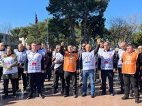 BUCA BELEDİYESİNDE MEMURLARIN 'ALACAK' EYLEMİ SÜRÜYOR