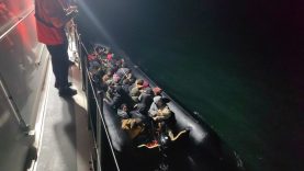 İZMİR AÇIKLARINDA 59 DÜZENSİZ GÖÇMEN YAKALANDI