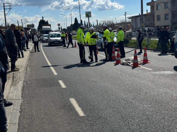 İZMİR'DE OTOMOBİLİN ÇARPTIĞI KADIN HAYATINI KAYBETTİ