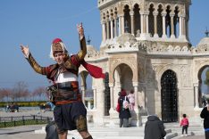 DÜNYA MEYDANLARINDA BİR 'EFE': EGE'NİN ZEYBEĞİNİ AVRUPA'YA TAŞIDI KUVA-Yİ MİLLİYE RUHU AVRUPA'NIN KALBİNDE: TARİHİ ANITLARIN ÖNÜNDE DİZ VURDU