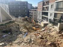 HEYELANDA ÇÖKEN İSTİNAT DUVARININ ENKAZINI KALDIRMA ÇALIŞMALARI SÜRÜYOR TAHLİYE EDİLEN SİTE SAKİNLERİ EVLERİNE KAVUŞACAĞI GÜNÜ BEKLİYOR