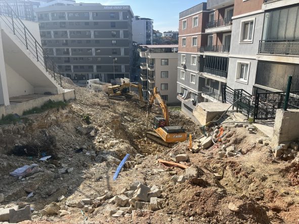 HEYELANDA ÇÖKEN İSTİNAT DUVARININ ENKAZINI KALDIRMA ÇALIŞMALARI SÜRÜYOR TAHLİYE EDİLEN SİTE SAKİNLERİ EVLERİNE KAVUŞACAĞI GÜNÜ BEKLİYOR