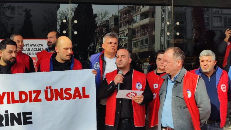 KARŞIYAKA'DA 7 AYDIR MAAŞ ALAMAYAN İŞÇİLER BELEDİYE KAPISINDA KARŞIYAKA'DA RANDEVU İPTALİ SONRASI 540 KENT A.Ş. İŞÇİSİ EYLEME GEÇTİ