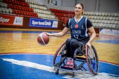 PARKEDE AZMİN VE MÜCADELENİN SİMGESİ: MEDİNE ALPER GEÇİRDİĞİ KAZA SONUCU TEKERLEKLİ SANDALYEDE YAŞAMINA DEVAM EDEN MEDİNE ALPER, SPOR SAYESİNDE HAYATA TUTUNDU