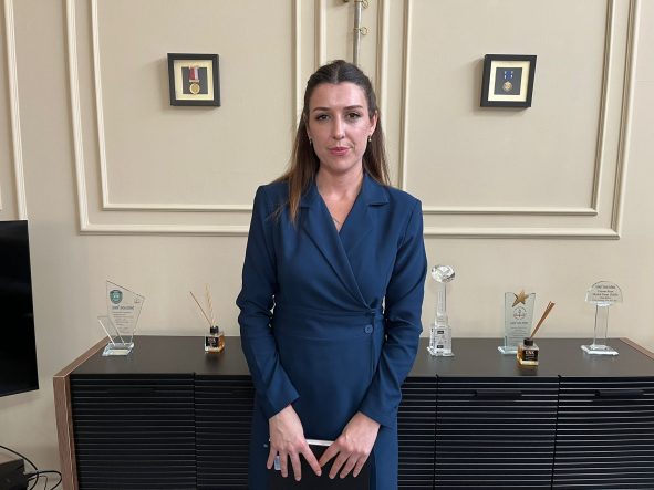 İZMİR'DE ÖZEL OKULDA AKRAN ZORBALIĞI VE VELİ ŞİDDETİ AKRAN ZORBALIĞI ŞİKAYETİ ÜZERİNE OKULA ÇAĞRILAN VELİ ORTALIĞI BİRBİRİNE KATTI