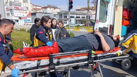 KAVŞAKTAN DÖNMEYE ÇALIŞIRKEN MOTOSİKLETİ DEVİRDİ: 1 YARALI