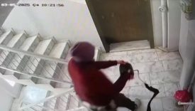 APARTMAN SAKİNLERİNE 'RAPORLU' ZULÜM İZMİR'DE AKILALMAZ KOMŞU TERÖRÜ: 'RAPORU VAR' DİYEREK HER TÜRLÜ PİSLİĞİ YAPIYOR KAPIYA DIŞKI, ASANSÖRE ÇÖP, KOMŞUYA BİBER GAZI: APARTMAN SAKİNLERİ YARDIM BEKLİYOR