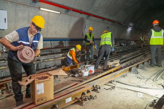 BORNOVA'DA METRO HATTINDA RAYLAR YENİLENİYOR