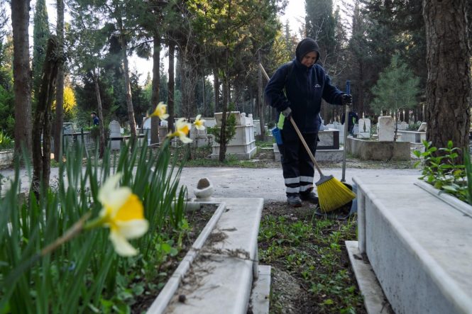 İZMİR'DE MEZARLIKLAR RAMAZAN BAYRAMI'NA HAZIRLANIYOR