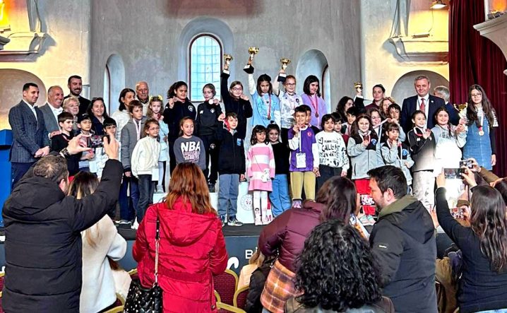 ÇEŞME'DE DÜNYA KADINLAR GÜNÜ'NE ÖZEL SATRANÇ TURNUVASI