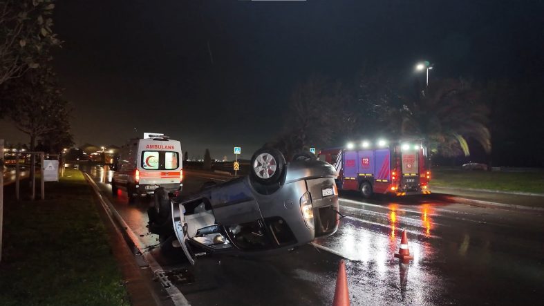 PENDİK SAHİL YOLUNDA AŞIRI HIZ KAZA GETİRDİ: 3 YARALI
