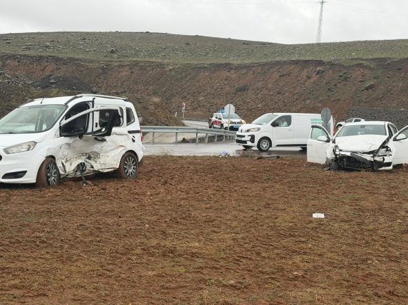 BİNGÖL'DE TRAFİK KAZASI: 12 YARALI