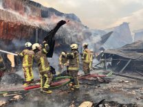 İZMİR'DE SANAYİ SİTESİNDEKİ YANGIN KONTROL ALTINA ALINDI BUCA'DA 5 İŞ YERİNİN ZARAR GÖRDÜĞÜ YANGINDA SOĞUTMA ÇALIŞMALARI SÜRÜYOR