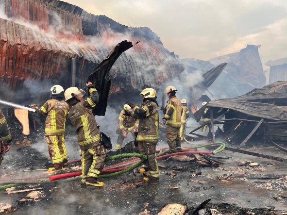 İZMİR'DE SANAYİ SİTESİNDEKİ YANGIN KONTROL ALTINA ALINDI BUCA'DA 5 İŞ YERİNİN ZARAR GÖRDÜĞÜ YANGINDA SOĞUTMA ÇALIŞMALARI SÜRÜYOR