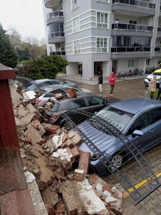 AŞIRI YAĞIŞ İSTİNAT DUVARINI YIKTI: 5 ARAÇ ZARAR GÖRDÜ