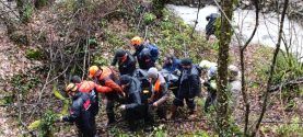 SAKARYA'DA İKİ GÜNDÜR HABER ALINAMAYAN VATANDAŞIN CANSIZ BEDENİ ZORLU ARAZİDEN ÇIKARTILDI