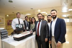 ALGOLOJİ UZMANLARI İZMİR'DE BULUŞTU; AĞRI PİLİ UYGULAMASINI AKILLI GÖZLÜKLE ANLIK OLARAK İZLEDİ