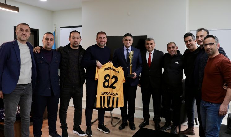 ALİAĞA MASTERLER, ŞAMPİYONLUK KUPASINI BAŞKAN ACAR'A GÖTÜRDÜ